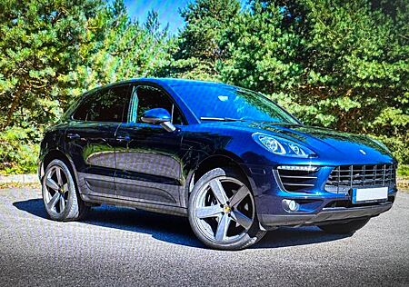 Porsche Macan - -