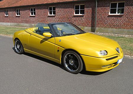 Alfa Romeo Spider 1.8 T.Spark -Alfa Gelb Met. Saisonfahrz.