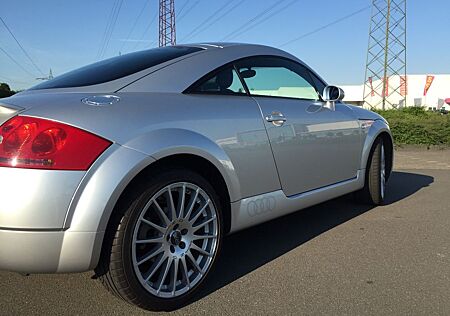 Audi TT Coupe 1.8T quattro 165 kW -