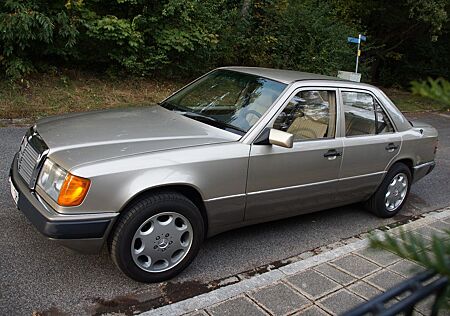 Mercedes-Benz 230 E / W 124