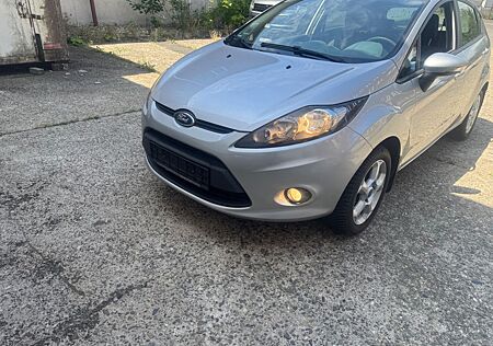 Ford Fiesta 1,25 60kW Titanium Silber 2011