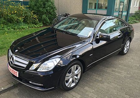 Mercedes-Benz E 200 Coupé CGI BlueEFFICIENCY