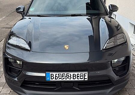 Porsche Macan - -