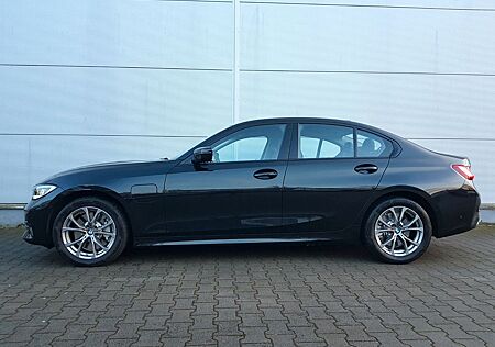 BMW 330e Sport Line (Laser/Kamera/Head-Up)