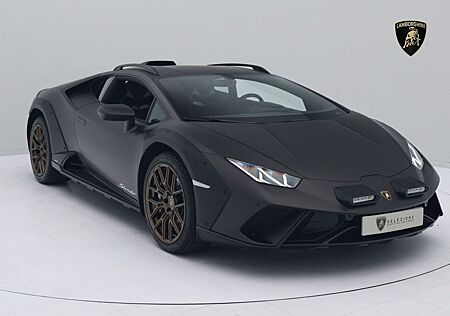 Lamborghini Huracan Huracán Sterrato MY24 I MARRONE APUS I AD PERSON