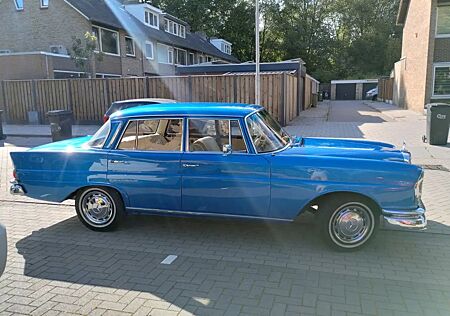 Mercedes-Benz 220