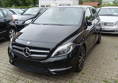 Mercedes-Benz B 220 4MATIC DCT / Panorama/ Ahk / COMAND