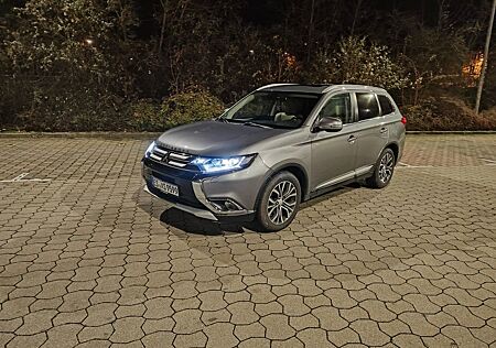 Mitsubishi Outlander 2.2 DI-D Top ClearTec Auto 4WD 7 Sitze