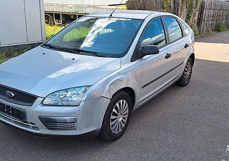 Ford Focus 1,6 Ambiente mit Klimaanlage