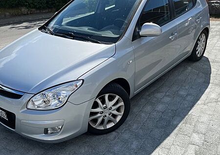 Hyundai i30 1.6 Comfort wenig KM