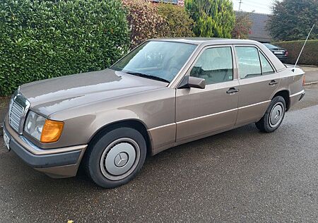 Mercedes-Benz 230 230E Oldtimer