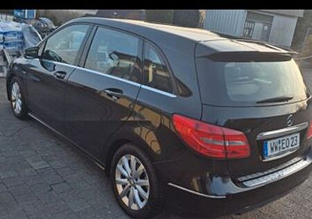 Mercedes-Benz B 180 -