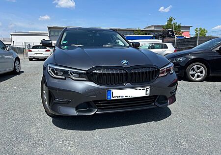 BMW 330e Touring "Sport Line" 36 Monate Garantie*