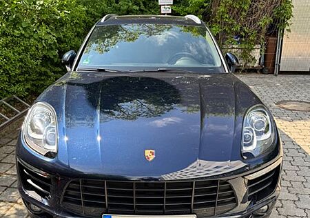 Porsche Macan - -