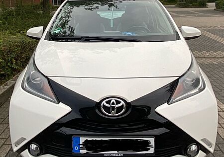 Toyota Aygo (X) Aygo (X) 1,0-l-VVT-i x x