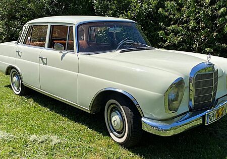 Mercedes-Benz 230 W110 Heckflosse
