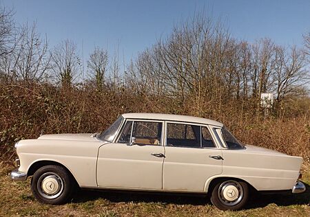 Mercedes-Benz 200 D- gut, günstig und zuverlässig!