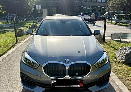BMW 118i Jung Gebraucht mit Premium Selection