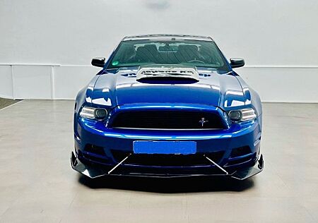 Ford Mustang v6 3.7 mit einer Hammer Optik