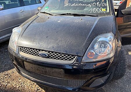Ford Fiesta 1,3 Benzin Schwarz