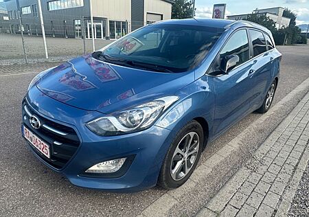 Hyundai i30 blue 1.6 CRDi 100kW Style