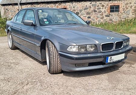 BMW 740i E38 4.4 V8 Stratusgrau-Metallic Individual