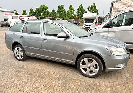 Skoda Octavia Combi Elegance 4x4/Navi/Xenon/Teilleder