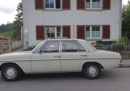 Mercedes-Benz 220 D /8er