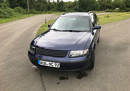VW Passat Variant Volkswagen 1.6 Basis Variant Basis
