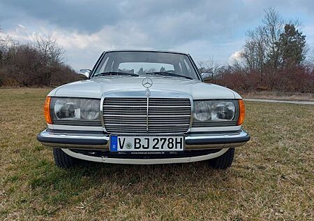Mercedes-Benz 280 E W123 Limousine Schiebedach Vollleder H-Ken
