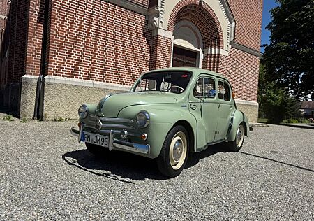 Renault 4 CV Cremeschnittchen