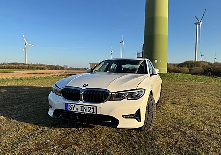 BMW 330e xDrive Sport Line Automatik Sport Line
