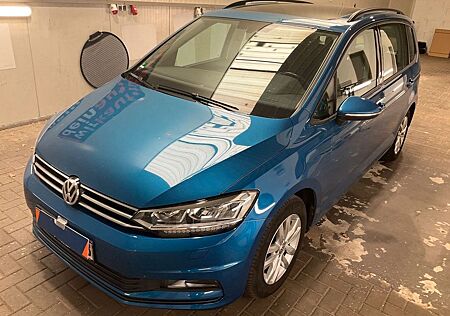 VW Touran Volkswagen Comf. DSG Navi Sitzh Pano AHK Kamera