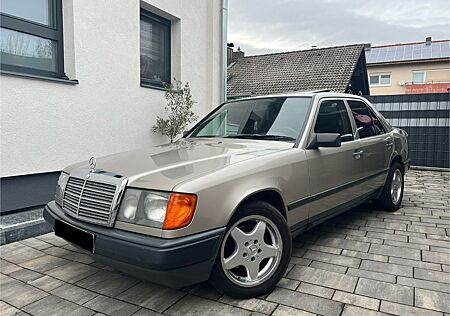 Mercedes-Benz E 230 W124 / Automatik / Schiebedach / ZV