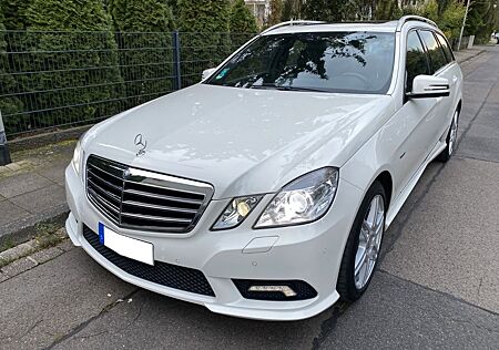 Mercedes-Benz E 300 4MATIC T -Modell AMG Xenon Leder Top