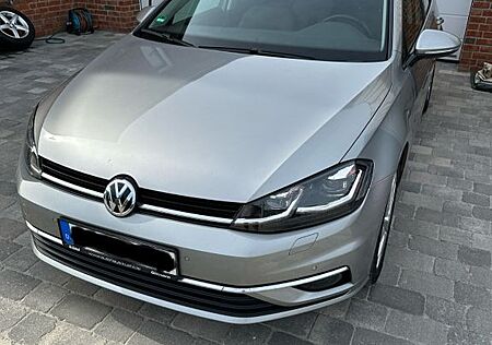 VW Golf Volkswagen 1.5 TSI Highline *STHZ*LED*RFK*8Fach*