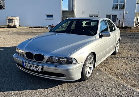 BMW 525i A -