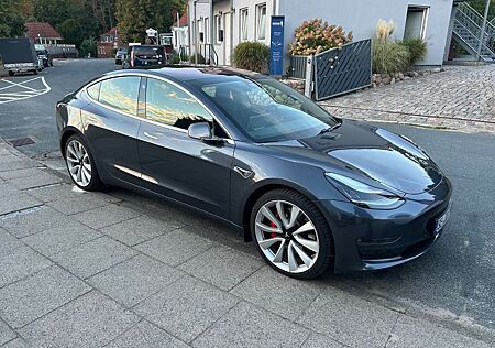 Tesla Model 3 Allradantrieb mit Dualmotor Performa...
