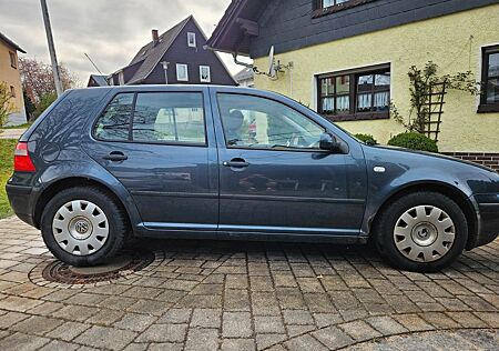 VW Golf Volkswagen 1.6 8fach bereift