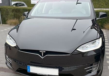 Tesla Model X 75D-Schwarz