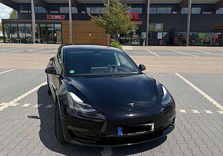 Tesla Model 3 Allradantrieb mit Dualmotor Performa...
