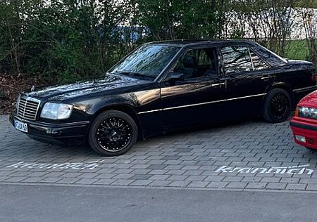 Mercedes-Benz E 220 w124