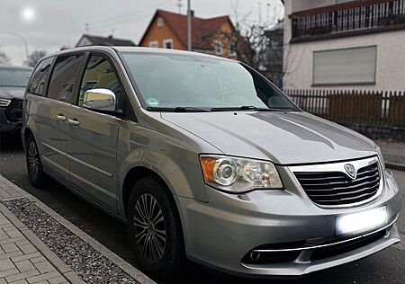 Lancia Voyager S steht in Karlsruhe 7 Sitze