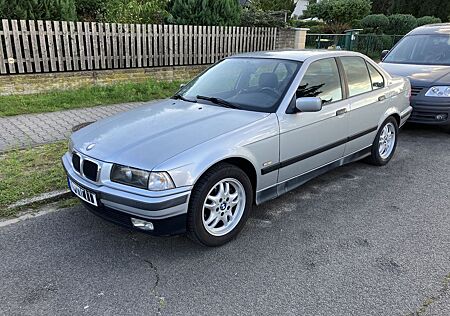 BMW 320i E36 Limosine Comfort Edition Tüv 04/27