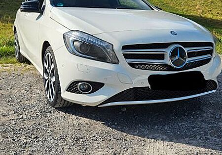 Mercedes-Benz A 200 Urban, AHK, Rückfahrkamera, Night Paket