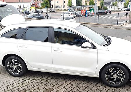 Hyundai i30 1.0 T-KOMBI-STYLE-LED-SHZ-LHZ-ALU-NAVI+APP