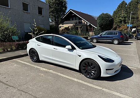Tesla Model 3 mit 20 Zoll Performance Felgen und USS