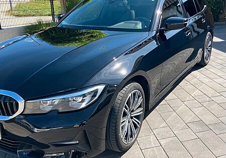 BMW 320i Touring, AHK, Panorama-Dach, Scheckheft