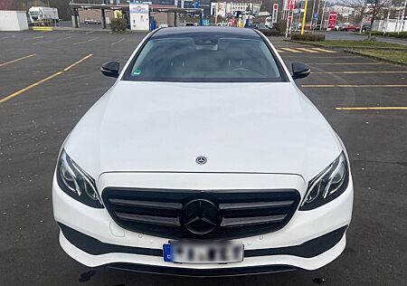 Mercedes-Benz E 200 4MATIC AVANTGARDE Autom. AVANTGARDE