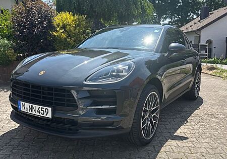 Porsche Macan - -